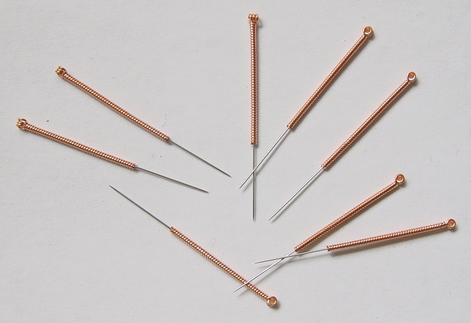 現代臨床使用的毫針,銅絲纏繞針柄與圈狀針尾